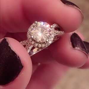 Beautiful/Sparkly CZ Halo Ring w Side Details